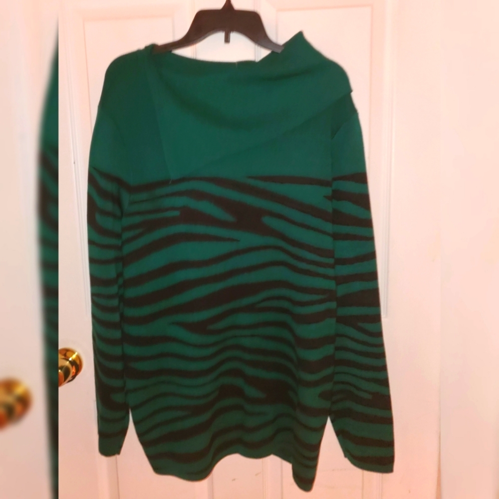 2x Women's  Sweater